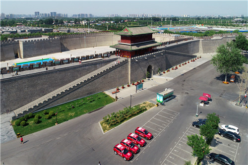 ”沿習(xí)之路“采訪車隊在正定縣古城南門下的免費停車場。-河寧 攝(無人機航拍)_副本.jpg