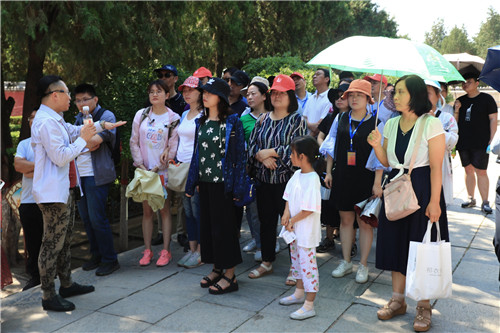 外地游客在正定縣文物游覽點有序參觀。-河寧 攝.jpg
