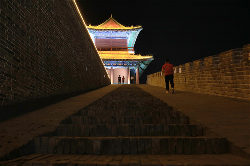 為了保護(hù)文物，消減火災(zāi)隱患，正定縣的旅游點，參觀者必須接受禁帶火種檢查。-河寧 攝.jpg